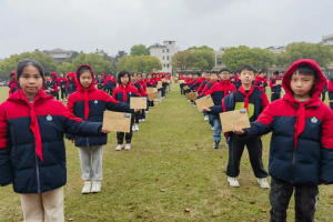 金華這所學校的所有小學生，都給父母寫了一封信！孩子們對父母最大的希望竟然是……